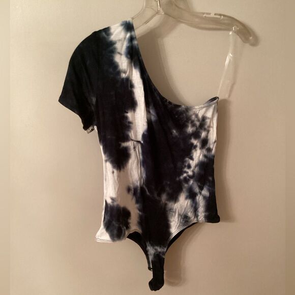 LE LIS SIZE LARGE BLACK AND WHITE TIE DYE ONE SHOULDER SHORT SLEEVE BODYSUIT - Picture 3 of 8
